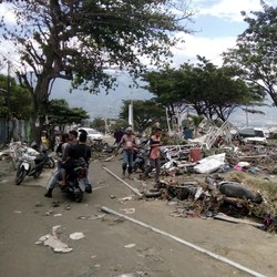 Jalan Raya Serang-Pandeglang Putus Akibat Tsunami Banten