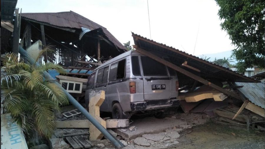 Beberapa korban meninggal ditemukan akibat gempa dan diterjang tsunami.