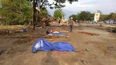 Berbagai bangunan hancur dan jalan retak akibat gempa dan tsunami ini. (AFP PHOTO / OLA GONDRONK)