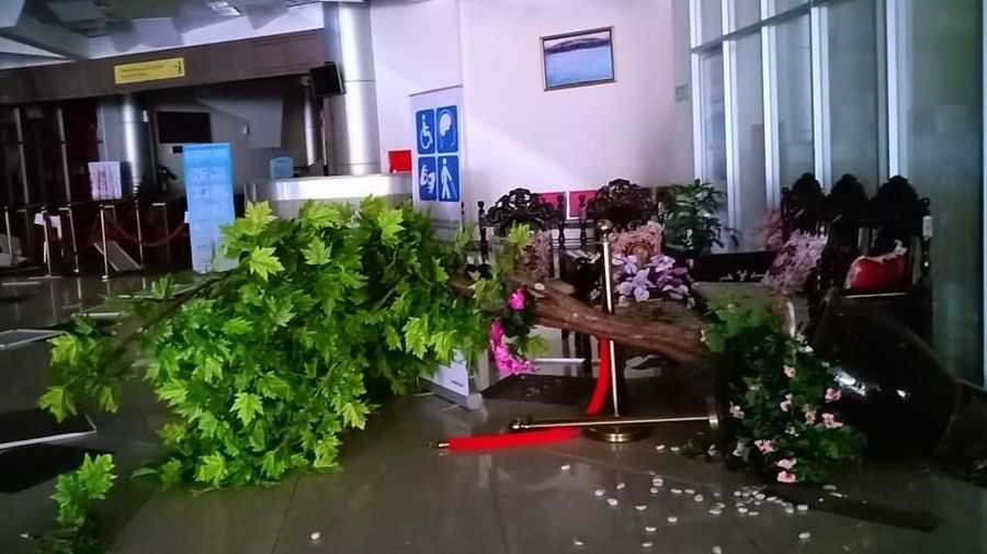Bandara Palu lumpuh sejak gempa bumi berkekuatan 7,4 SR menguncang Donggala, Sulawesi Tengah, Jumat (28/9) petang.