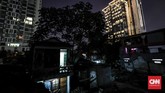 Lahan perkampungan di Jakarta semakin tergerus karena maraknya pembangunan gedung-gedung pencakar langit. Sehingga banyak warga asli yang terpaksa meninggalkan tempat tinggalnya dan pindah ke daerah lain di pinggiran ibu kota. (CNNIndonesia/Safir Makki).