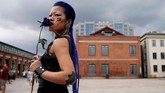 Seniman tattoo dan tindik, Wei Yilaien, berpose di depan lokasi Shanghai Tattoo Extreme and Body Art Expo, Shanghai, China. (REUTERS/Aly Song)