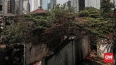 Satu demi satu rumah terjual, berganti dengan proyek pembangunan gedung tinggi yang akan dijadikan perkantoran, apartemen dan pusat bisnis lainnya. (CNNIndonesia/Safir Makki).