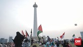 Ribuan orang menghadiri acara “Doa Bersama untuk Bangsa dan Keselamatan Imam Besar Umat Islam Nasional yang Sedang Dizhalimi, Sekaligus Santunan 1.000 Anak Yatim” yang diadakan di Monas, Jakarta (29/9).