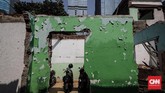 Runtuhan rumah warga yang telah dijual kepada pengembang. Harga yang ditawarkan cukup menggiurkan kendati harus pindah ke pinggiran Jakarta. (CNNIndonesia/Safir Makki).