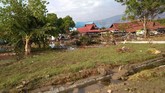 Sejumlah korban mengaku mengungsi di ruas-ruas jalan di lereng bukit dalam keadaan lapar karena pasokan makanan habis. (AFP PHOTO / OLA GONDRONK)