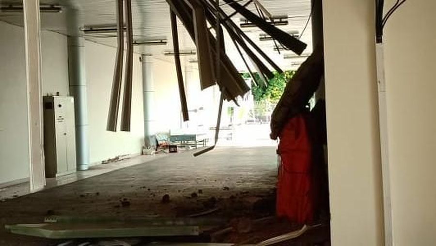 Bandara Palu lumpuh sejak gempa bumi berkekuatan 7,4 SR menguncang Donggala, Sulawesi Tengah, Jumat (28/9) petang.