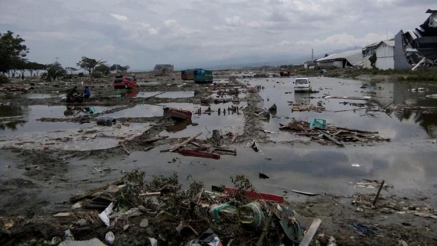 The ruins of cars as seen after tsunami hit in Palu, Indonesia September 29, 2018. REUTERS/Stringer   NO RESALES. NO ARCHIVES