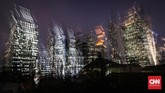 Di kala malam, kerlip warna-warni lampu pencakar langit menari-nari seakan menawarkan mimpi bagi orang untuk mencari penghidupan layak. (CNNIndonesia/Safir Makki).