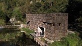 Perpustakaan Liyuan di Desa Jiaojiehe terletak di atas sungai kecil, berada di tengah lembah di Jepang. (AFP PHOTO / Fred Dufour)
