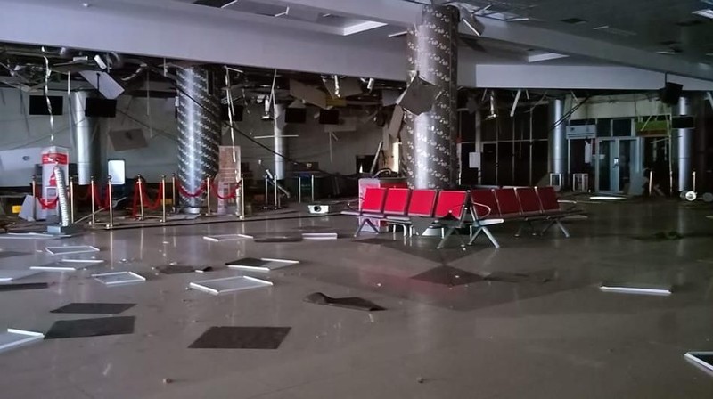 Bandara Palu lumpuh sejak gempa bumi berkekuatan 7,4 SR menguncang Donggala, Sulawesi Tengah, Jumat (28/9) petang.