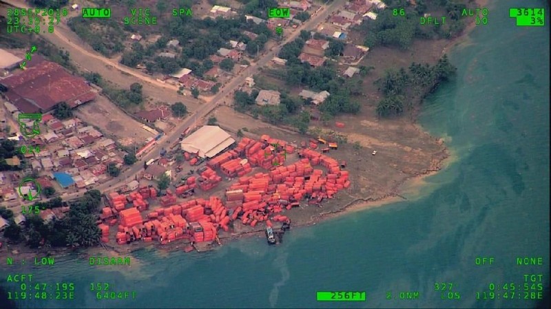 Gempa bumi berkekuatan 7,4 SR disusul tsunami di Kota Palu, Sulteng, menghancurkan banyak rumah.
