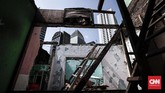 Pembangunan tak pernah henti, warga tak berdaya menjual rumah dan beralih hidup di pinggiran Jakarta. (CNNIndonesia/Safir Makki).