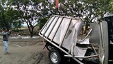 Ribuan orang langsung mengungsi ke tempat tinggi. (AFP PHOTO / OLA GONDRONK)