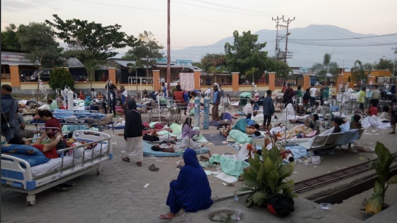 Beberapa korban meninggal ditemukan akibat gempa dan diterjang tsunami.