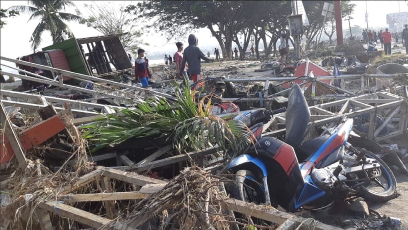 Beberapa korban meninggal ditemukan akibat gempa dan diterjang tsunami.