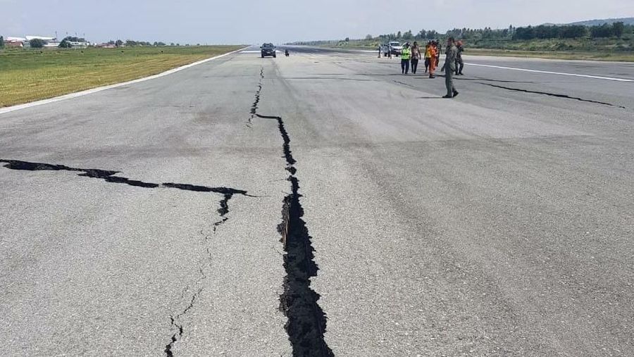 Bandara Palu lumpuh sejak gempa bumi berkekuatan 7,4 SR menguncang Donggala, Sulawesi Tengah, Jumat (28/9) petang.