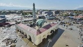Suasana kawasan masjid Baiturrahman yang diterjang tsunami di wilayah Talise, Palu Barat, Sulawesi Tengah, Minggu (30/9). Pantai Talise adalah salah satu kawasan yang diterjang tsunami. ANTARA FOTO/Muhammad Adimaja