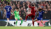 Roberto Firmino gagal mencetak gol setelah tandukannya di depan gawang berhasil diadang David Luiz. (REUTERS/David Klein)