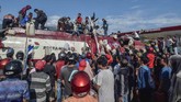 Warga mengambil BBM dari mobil tangki di SPBU, Palu, Sulawesi Tengah. Gempa dan tsunami yang melanda wilayah Palu mengakibatkan kesulitan BBM. ANTARA FOTO/Muhammad Adimaja