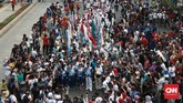 Masyarakat yang berada di kawasan Bebas Berkendara (CFD) Jalan M.H Thamrin terlihat antusias menyaksikan Pawai Obor Api Asian Para Games 2018. CNN Indonesia/Andry Novelino