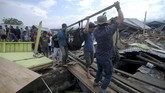 Warga bahu membahu mengevakuasi secara mandiri korban gempa di Palu dan Donggala. Akses yang putus menuju Palu dan Donggala membuat bantuan sulit dikirim. (AFP PHOTO/OLA GONDRONK)