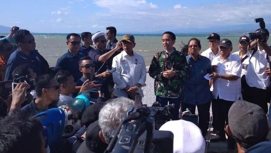 Presiden Jokowi langsung terbang ke NTB untuk serahkan bantuan rumah