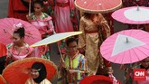 Parade dengan kostum negara peserta seperti Korea Selatan menjadi rangkaian iringan pawai obor api Asian para Games 2018. (CNN Indonesia/Andry Novelino)