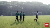 Pelatih Timnas Indonesia U-16 Fakhri Husaini memimpin sesi pemanasan sebelum masuk latihan utama skuat Garuda Asia pada Minggu (30/9) pagi. (CNN Indonesia/Nova Arifianto)