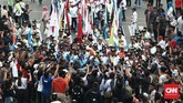 Wakil ketua KPK Laode M. Syarief menerima estafet obor api Asian para Games di kawasan Jalan M.H Thamrin. Jakarta menjadi kota terakhir dari rangkaian pawai obor pesta olahraga disabilitas terbesar se-Asia ini. (CNN Indonesia/Andry Novelino)