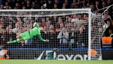 Tendangan keras melengkung Daniel Sturridge tak mampu digapai Kepa Arrizabalaga yang sudah berusaha keras untuk menggagalkannya. (REUTERS/David Klein)
