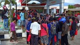 BBM menjadi salah satu kebutuhan untuk segera dipasok ke Palu dan Donggala untuk menghidupkan genset serta untuk bahan bakar kendaraan operasiona. (ANTARA FOTO/Rolex Malaha)