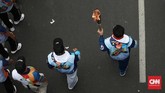 Pawai Obor Asian Para Games 2018 juga ikut dimeriahkan oleh para disabilitas. Ada juga pertunjukan kesenian lokal. Ada perlombaan juga untuk para penyandang disabel. (CNN Indonesia/Andry Novelino