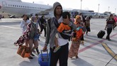 Menko Polhukam Wiranto menyebutkan salah satu kerusakan terjadi pada landasan pacu pesawat (CNN Indonesia/Adhi Wicaksono)
