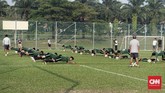 Para penggawa Garuda Asia kompak push-up ketika salah satu dari pemain melakukan kesalahan selama latihan. (CNN Indonesia/Nova Arifianto)