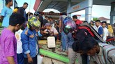Pemerintah menargetkan dalam beberapa hari ke depan pasokan BBM di Palu dan Donggala sudah normal sehingga mobiliasasi warga tak terganggu. ANTARA FOTO/Rolex Malaha