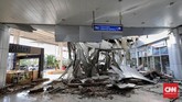 Penutupan dilakukan karena gempa dengan magnitudo 7,4 tersebut telah menyebabkan kerusakan di beberapa bagian bandara (CNN Indonesia/Adhi Wicaksono)