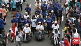 Pawai Obor Asian Para Games 2018 juga ikut dimeriahkan oleh para penyandang disabilitas. (CNN Indonesia/Andry Novelino)