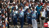Wakil ketua KPK Laode M Syarief dan Ketua Inapgoc Raja Sapta Oktohari, beserta beberapa artis dan atlet ternama Indonesia mengikuti pawai obor api Asian Para Games di kawasan Jalan M.H Thamrin, Jakarta, Minggu (30/9). (CNN Indonesia/Andry Novelino)