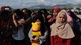 Masih belum terbukanya akses jalur darat untuk menjangkau daerah terdampak bencana menyebabkan sulitnya penyaluran bantuan kepada para korban bencana (CNN Indonesia/Adhi Wicaksono)