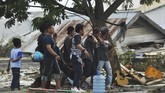 Sejumlah warga mengusung jenazah yang ditemukan di sekitar pesisir pantai teluk palu kecamatan Palu Timur, Palu, Sulawesi Tengah, Sabtu (29/9). ANTARA FOTO/Zainuddin Mn