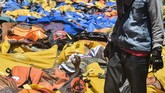 Warga mencari korban gempa dan tsunami yang tewas di RS Bhayangkara, Palu, Sulawesi Tengah, Minggu (30/9). BNPB merilis jumlah korban yang meninggal dunia akibat gempa dan tsunami yang melanda Kota Palu tercatat 832. (ANTARA FOTO/Muhammad Adimaja)