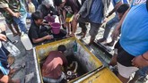 Warga pun terpaksa mengambil BBM dari tangki penyimpanan bahan bakar di SPBU, Palu, Sulawesi Tengah, Minggu (30/9). (ANTARA FOTO/Muhammad Adimaja)