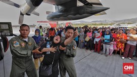 Warga Menumpuk di Bandara Palu, Stok Pesawat Masih Minim