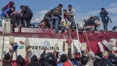 Tingginya permintaan pada BBM dan terbatasnya pasokan membuat BBM menjadi barang mahal yang diburu warga. (ANTARA FOTO/Muhammad Adimaja)