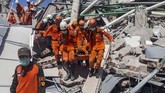 Tim SAR melakukan evakuasi korban gempa yang tertimbun reruntuhan bangunan hotel Roa-Roa di Palu, Minggu (30/9). Diperkirakan sebanyak 50 orang tertimbun di reruntuhan bangunan hotel itu. ANTARA FOTO/BNPB