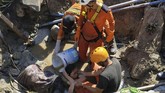 Tim SAR berusaha menyelamatkan seorang warga yang tertimbun reruntuhan di Perumnas Bala Roa, Palu, Minggu (30/9). BNPB merilis jumlah korban yang meninggal dunia akibat gempa bumi yang melanda Kota Palu tercatat 832 orang. ANTARA FOTO/Darwin Fatir
