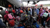 Korban gempa menunggu giliran untuk dievakuasi menggunakan pesawat Hercules di Bandara Mutiara Sis Al Jufri Palu, Sulawesi Tengah, Minggu (30/9). (CNN Indonesia/Adhi Wicaksono)