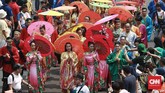 Seluruh kostum tradisional dari sejumlah negara di Asia dipamerkan di pawai obor Asian Para Games 2018. (CNN Indonesia/Andry Novelino)