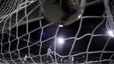 Kiper Sassuolo Andrea Consigli hanya terdiam ketika Suso mencetak gol kedua AC Milan pada menit ke-50. (REUTERS/Alberto Lingria)